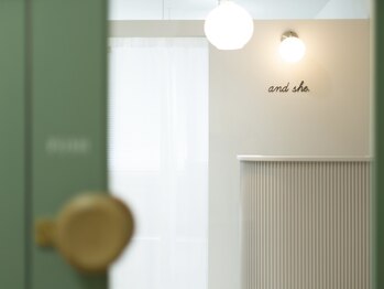 アンドシー 西宮北口店(and she.)/落ち着いた雰囲気の店内◎