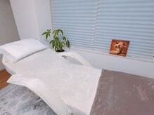 ベッド一台の完全個室です★