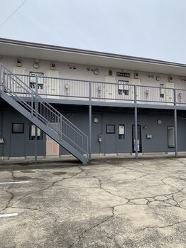 パルサロン(palsalon.)/建物　茶色のドアが目印