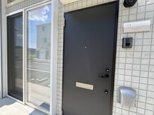 ニコホワイト(nico.white)の雰囲気（西条駅から車で7分、目の前の道路は広いけど交通量は少ないです）