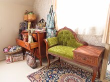 所々に配置されたアンティーク家具も当サロンの魅力のひとつ。