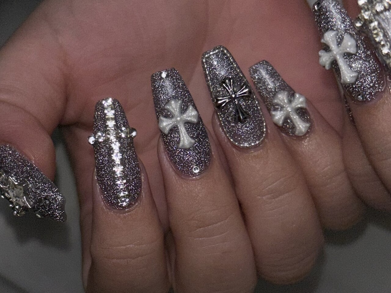 2025年-2026年冬トレンド】ネイビー ハンド ロングのネイルデザイン集