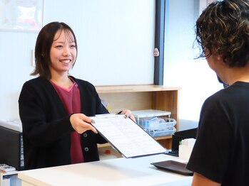 スマイル鍼灸整骨院 南熊本院/1、受付で必要事項の記入