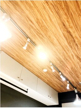 キムラケ(KIMURAKE)/天井の木目と使い分けた照明空間