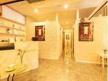 受付や休憩でお待ちいただく空間は広々とした開放感のある上質な場所☆黄土よもぎ蒸し　【完全個室】