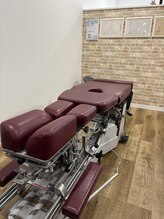 佐々木整骨院/矯正専用ベット　トムソンベット