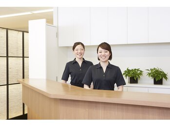 エステ ステーション リボーン 心斎橋/フロントからも笑顔でお出迎え♪