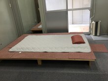 三嶋鍼灸マッサージ治療院/広々ベットでごゆっくり。