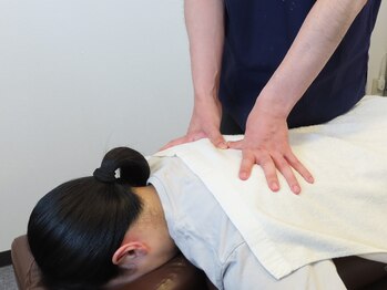 丸の内接骨院グループ 銀座リリース整体院/◆施術風景【肩背中まわり】