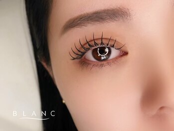 ブラン 小倉店(Blanc)の写真/【いつでも華やかな目元に♪】マツエクで地まつげの本数に左右されずボリュームUPが叶う♪リピート多数★