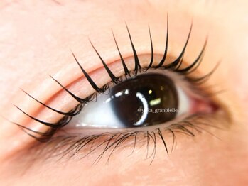 グランビエル(GRAN BIELLE)の写真/【口コミ必見】自まつ毛を最大限長く綺麗に魅せる★パリジェンヌラッシュリフトで大人上品な目元美人に♪