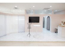 カラクル 池袋PARCO店(Colorcle)の雰囲気（広々とした受付とカウンセリングスペース♪）