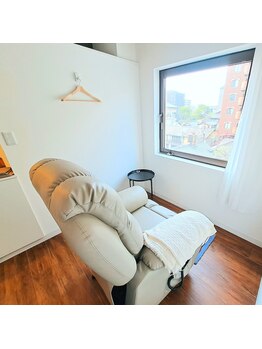 アイプラス 河原町三条(i plus)/ふかふかのソファ