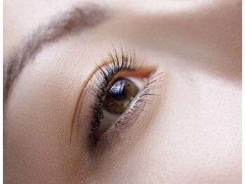 ホワイトアイ(WHITE EYE)の写真/【軽くて自然な付け心地◎】フラットラッシュで叶える理想のボリューム!完全個室で上質なマツエク体験を♪