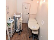 内観（施術中は内側から施錠可能）奥にトイレもあります