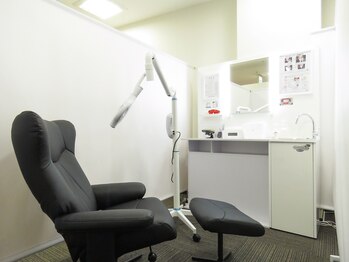 ホワイトニングバー アティ郡山店/内装はモノトーンで統一