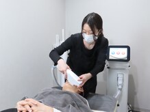 クサカンムリ(KUSAKANMURI)/光フェイシャル施術風景