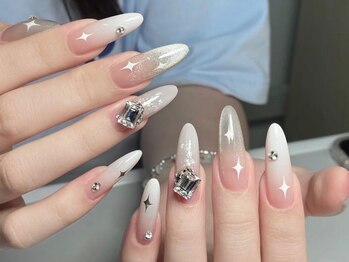 ロア 横浜関内店(LOA)の写真/★大人女性に人気の上品ネイルで、指先を美しく♪丁寧なケアでモチも◎大人女性の為の上品ネイルをご提案☆