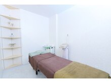 ダーム ド ローズ(Dame de rose)/【店内】個室ベッドの施術ルーム
