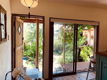 リラックス980 一番街店(relax980)/店内から見える癒しの草花