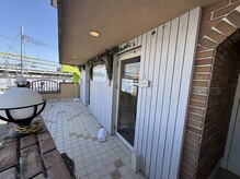 クロム アイプラス 狭山 入曽店(CHROM eye+)の雰囲気（入曽駅西口１分の好立地☆2Fの可愛いエントランスが目印♪[入曽]）