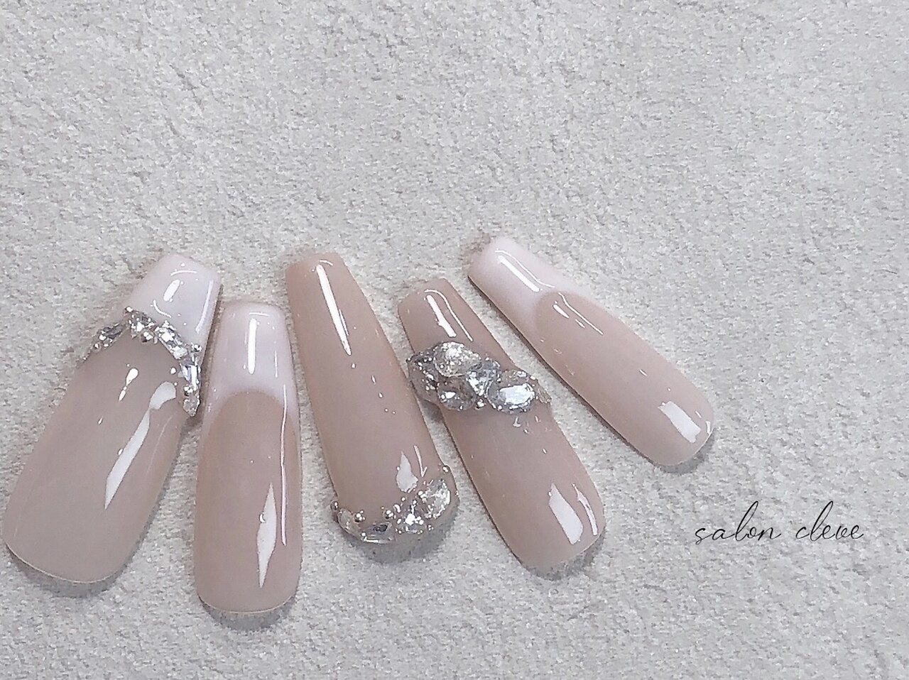 2025年-2026年冬トレンド】ストーンアートのネイルデザイン集｜人気順