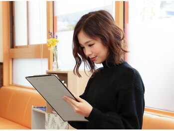 ひじまち整体院/待合室で受付用紙の記入を♪