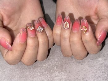 ジゼルネイル(Gisele Nail)の写真/カラーは色混ぜ無料、迷ったら何色でも試し塗り可♪パーツの種類が豊富で、一緒に相談しながら仮置き可能！