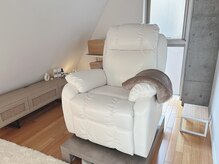 ヘッドスパ＆リンパマッサージfl Notis（フルノーティス）北千住店の雰囲気（チェアベッドは座り心地抜群♪首肩こりマッサージ/足つぼ/足裏も）