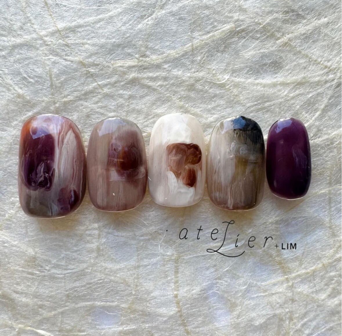 2025年-2026年冬トレンド】パープル ハンド 秋のネイルデザイン集