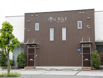ラジェ 甲府店(LAGE)/ロゴと茶色い建物が目印