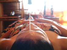 アーユルヴェーダサロン 茶倉の雰囲気（魂を鎮めてくれるシロダーラ。脳のマッサージともいわれます。）