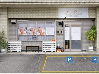 ラローズ(La Rose)/店舗前に駐車場2台完備