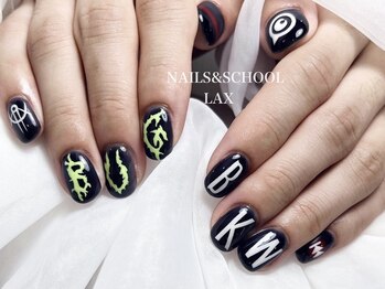手描きイニシャルネイル