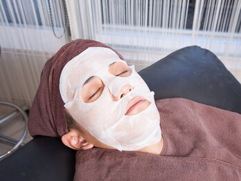 プラスエイト 横浜西口店/フェイシャルの施術中♪