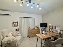 ミャウネイル(Miaou nail)の雰囲気（広々と落ち着いたリラックス空間で、サブスク視聴も可能♪）