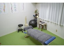 ワタナベカイロプラクティックの雰囲気（BGMはピアノ演奏・クラシックが中心で落ち着いた雰囲気で）