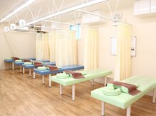 けんぞう整骨院の雰囲気(ベッド7台あり、広々した空間♪【個室も完備】)