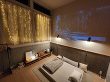 ヒルネ(Hirune)の雰囲気（プロジェクターもあります♪癒しの映像と音楽で非日常空間を。）