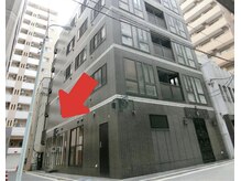 アムリタ ラボラトリー/工事現場を背に、直進した側面
