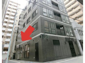 アムリタ ラボラトリー/工事現場を背に、直進した側面