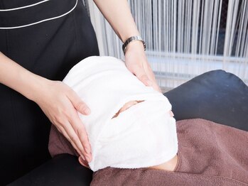 プラスエイト 横浜西口店/フェイシャルの施術中♪