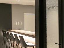 ラドンナ(LA DONNA)の雰囲気(清潔感のあるお洒落なエントランスでお出迎えいたします)