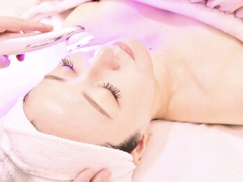 アミティエ 高田馬場店(Amitie)の写真/【素肌力を育てる大人の美肌ケア】医療に頼らず叶う潤い透明感。"脱毛×フォト"のW光で輝きとハリを底上げ