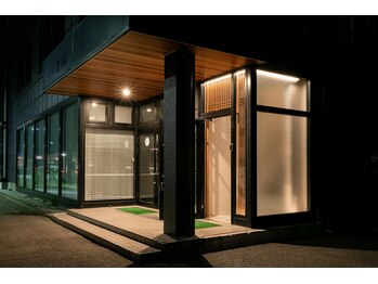 アカリ(燈 akari)/店舗入り口はビル右側にあります