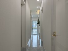 アンジェ あゆむ鍼灸院の雰囲気（白をメインカラーとした院内でお待ちしています！）