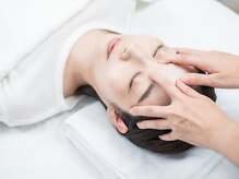 カーム(calm)の雰囲気（お顔の緊張を緩めて血色&肌代謝を促す。全身から整う美容鍼灸。）