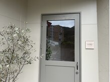 ハク ハナレ(HAKU)の雰囲気(入口は右側の入り口からお入りください)