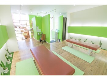 カラダラボ 太田本店/清潔感のある自然に囲まれた空間
