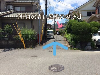 クランド フゥ ヅッカ(Curando fuu Zukka)/道から路地へ向いた時の景色